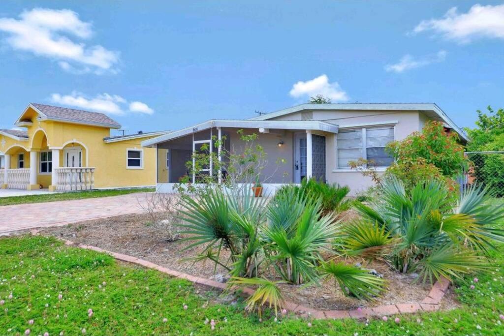 Comfy 3 Bedroom With Parking & Close To Everything Naples Exterior photo